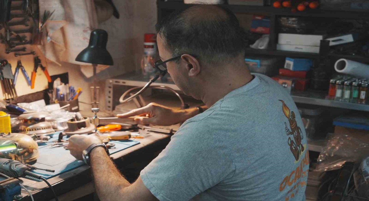 10 metrekarelik atölyesinden Türkiyeye ulaşıyor