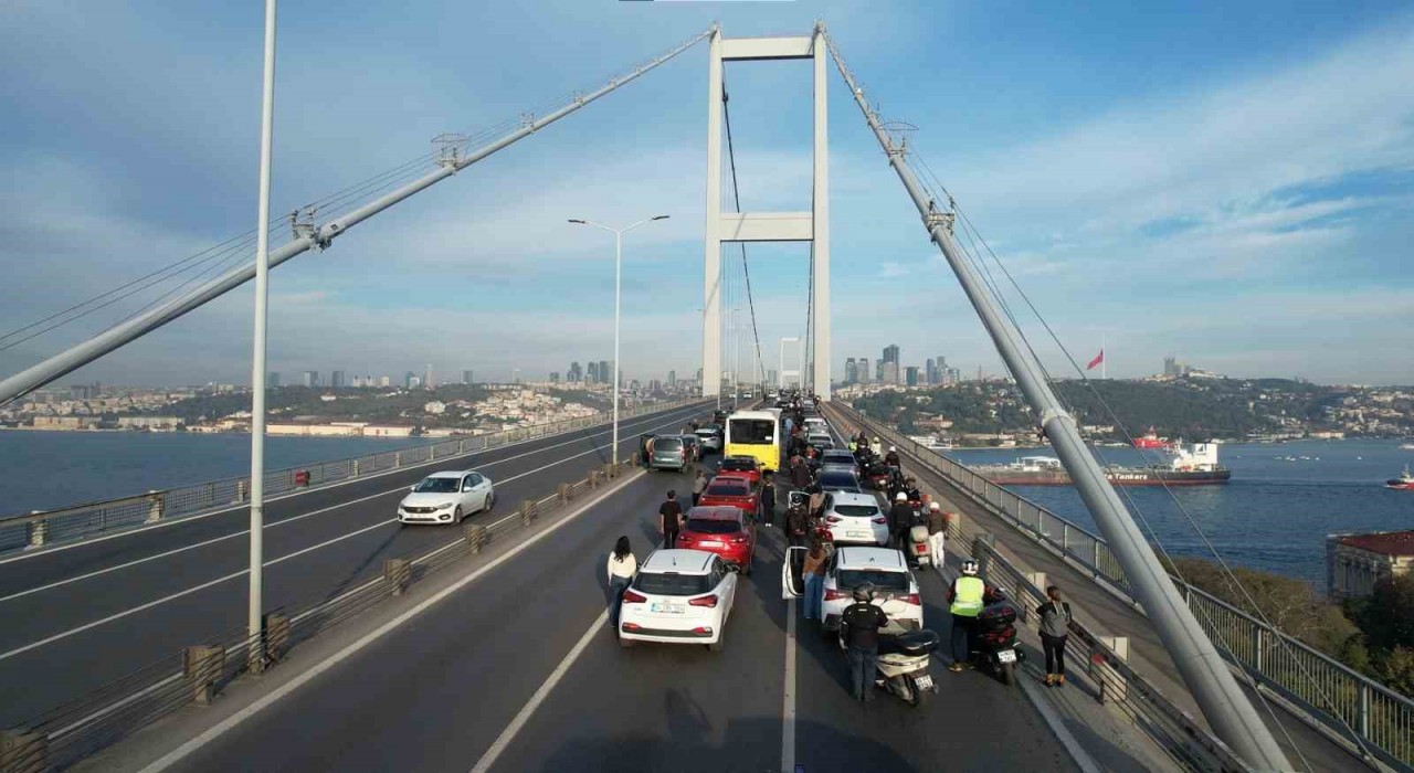 15 Temmuz Şehitler Köprüsünde 09.05te vatandaşlar araçlarından inerek saygı duruşunda bulundu