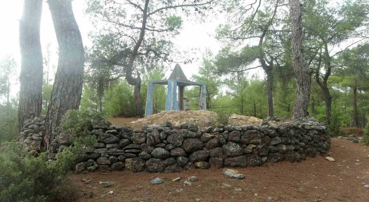 300 yıllık türbe kaçak kazıyla delik deşik edildi