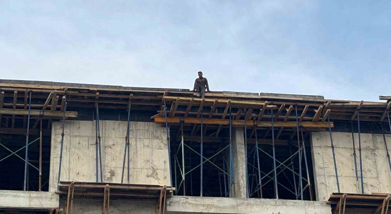 4 aydır maaş alamayan işçiler, çatıya çıktı: İçeride biriken para yaklaşık 3.5 milyon lira