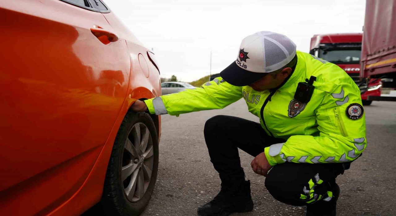 43 ilin geçiş güzergahında zorunlu kış lastiği denetimi: Araçlar tek tek durduruldu