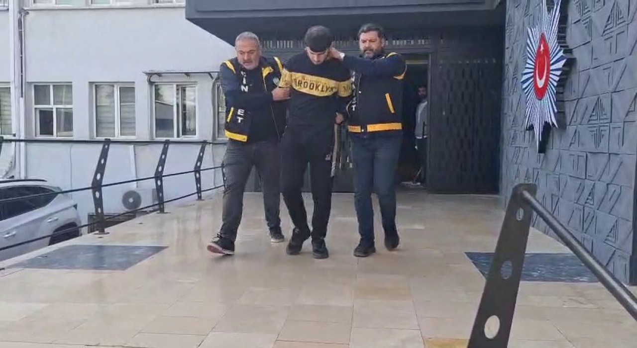 45ten fazla bıçak darbesiyle eşini öldüren şüpheli adliyeye sevk edildi