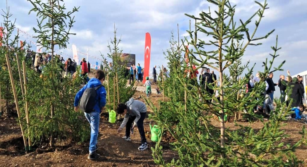 6 öğrenci topluluğu fidanları toprakla buluşturdu