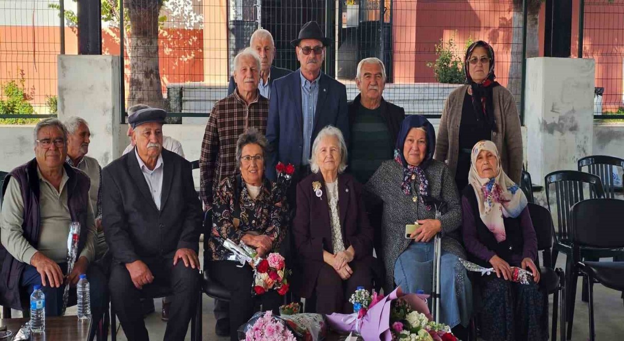 62 yıl sonra ilk öğretmenleri ile buluşup gününü kutladılar