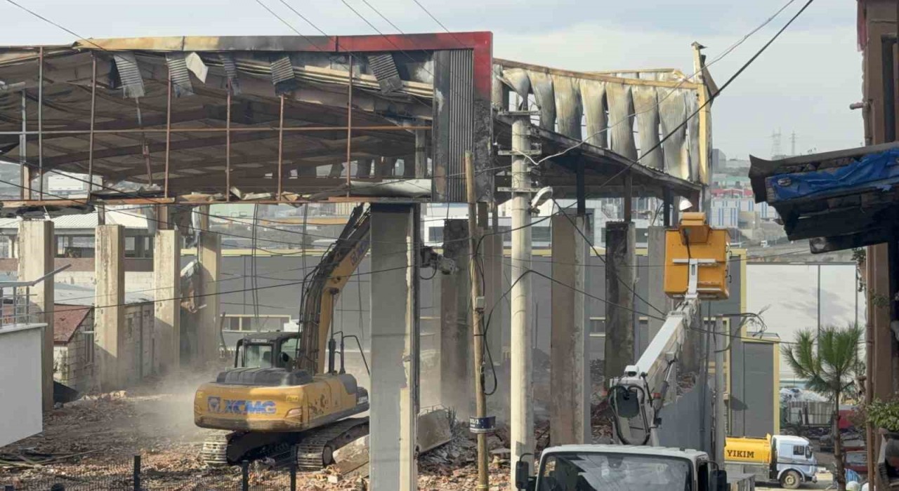 7 kişinin öldüğü parfüm dolum tesisi yıkılıyor