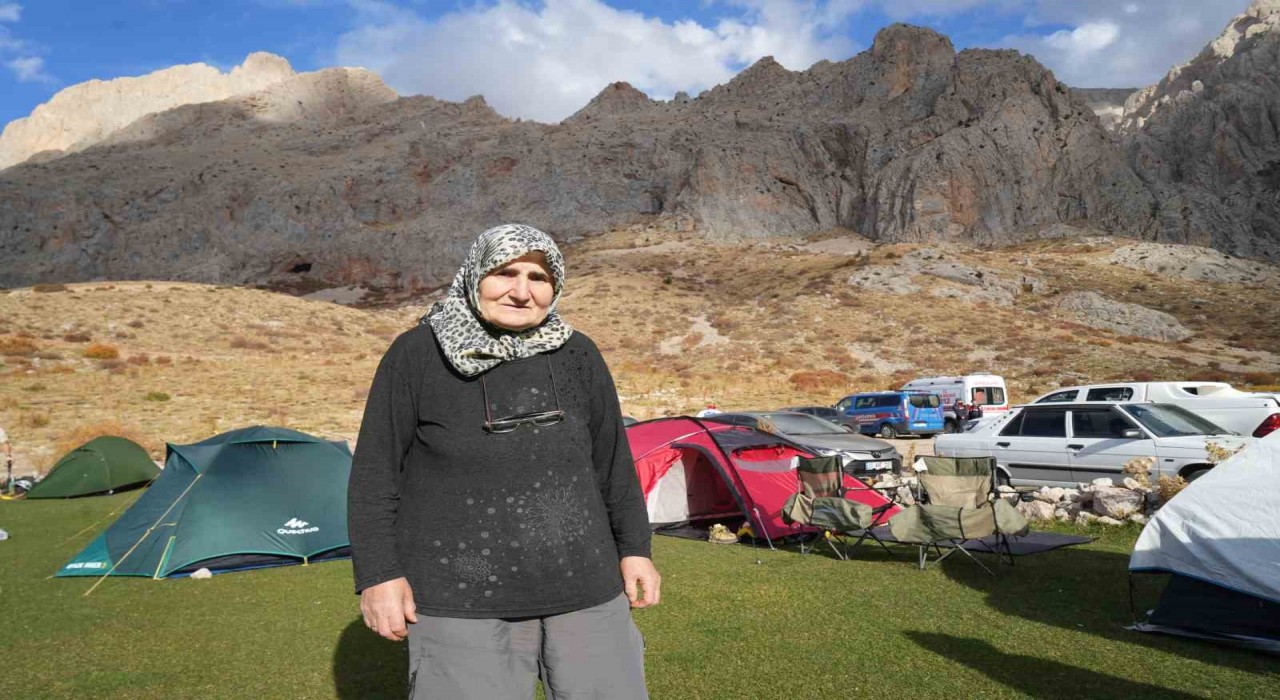 73 yaşındaki dağcı Hatun Okurkan gençlere taş çıkartıyor