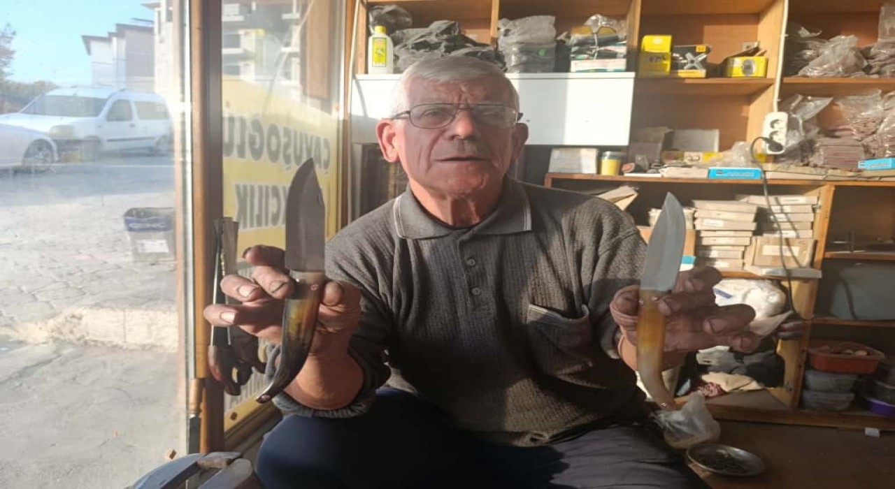75 yaşındaki usta, baba mesleğini sürdürüyor, el işçiliği koç boynuzu bıçak üretiyor