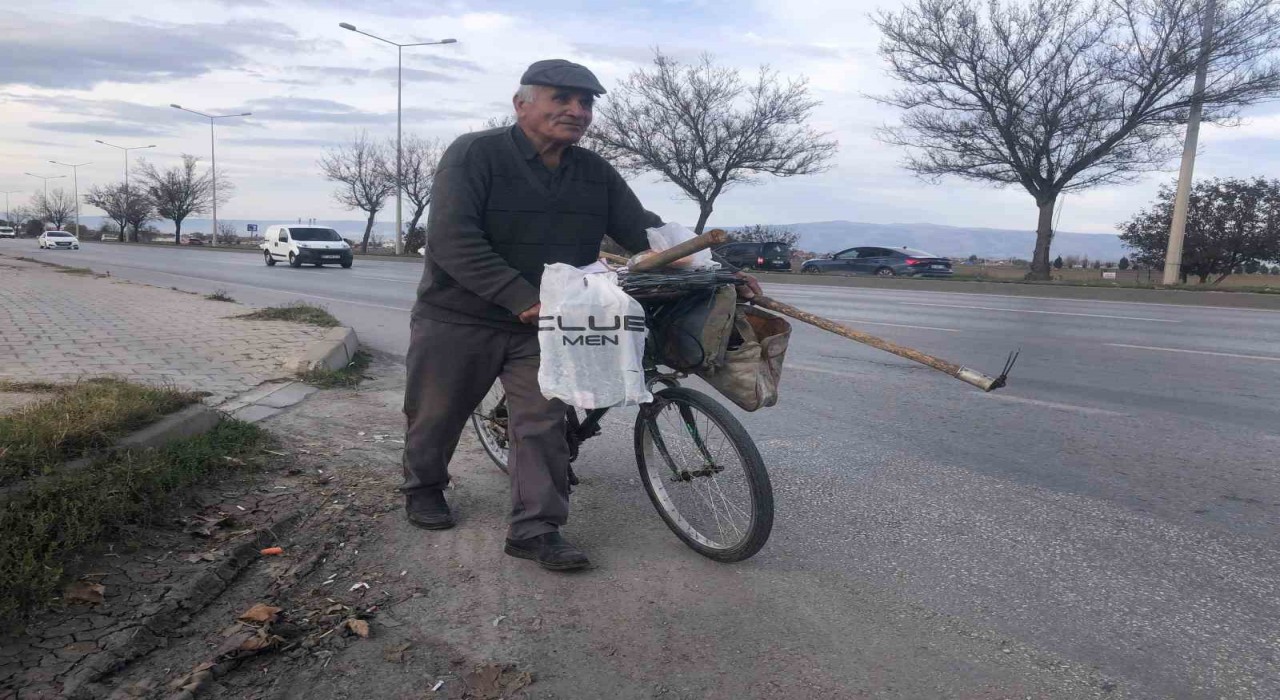 84 yaşında pedal çevirerek geçimini sağlıyor