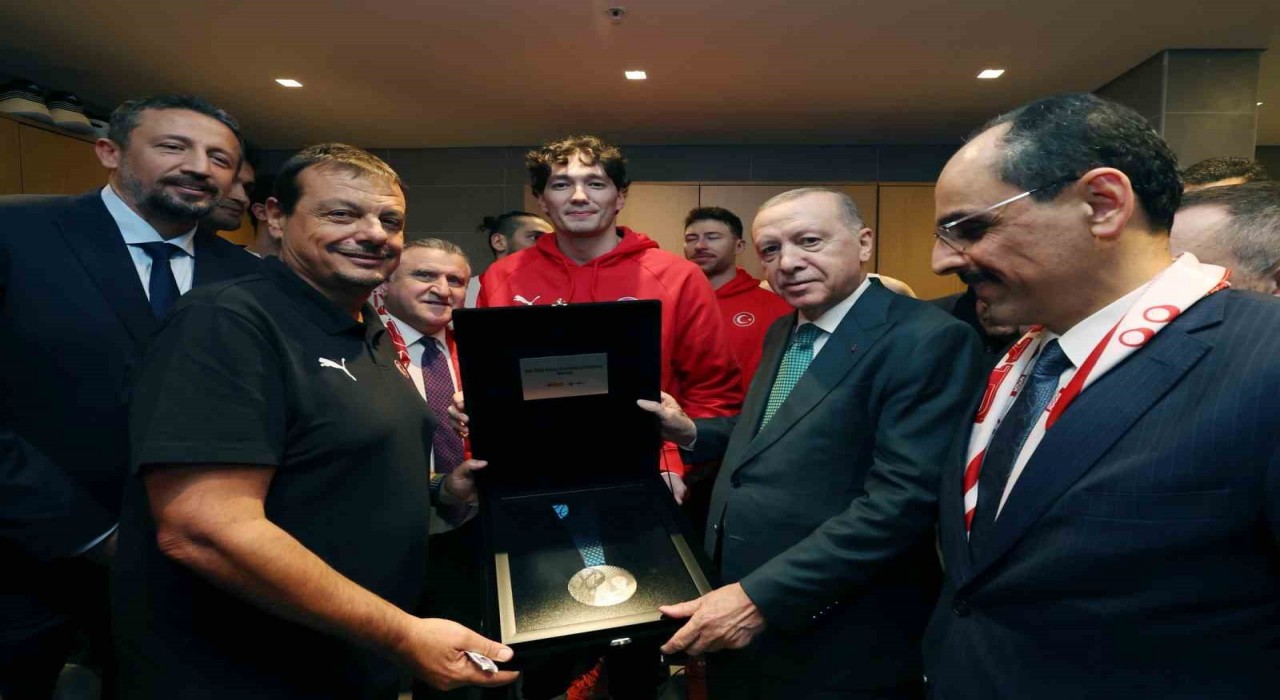 A Milli Erkek Basketbol Takımı, ikincilik madalyasını Cumhurbaşkanı Erdoğana takdim etti