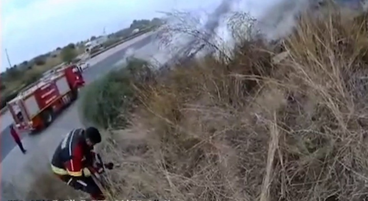 Adana-Mersin otoyolunda kontrolden çıkan otomobil alev aldı