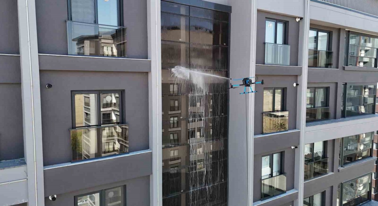 Adanada cam temizliğine yeni soluk: Dronlar camcı oldu