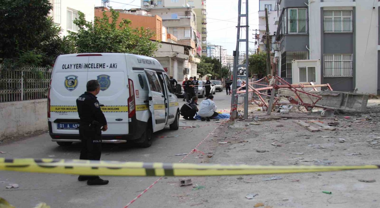 Adanada demir iskele zemine çakıldı: 1 ölü, 1 yaralı