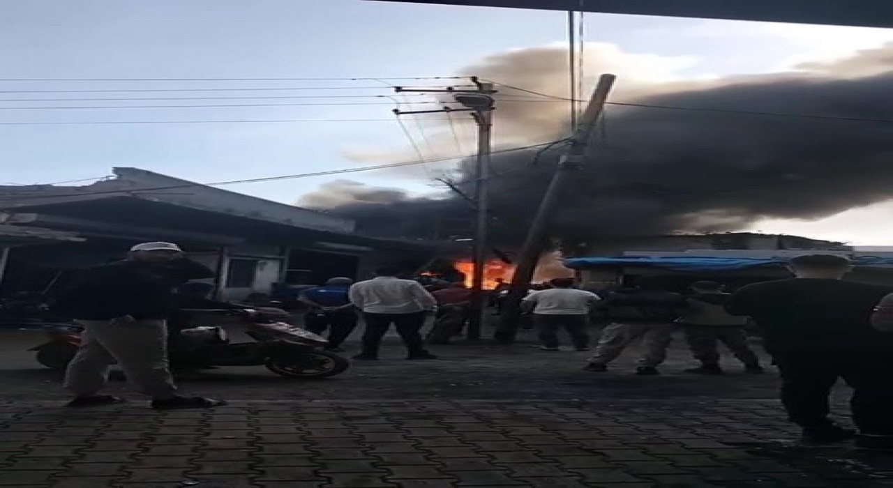 Adanada hurdacı dükkanı alevlere teslim oldu