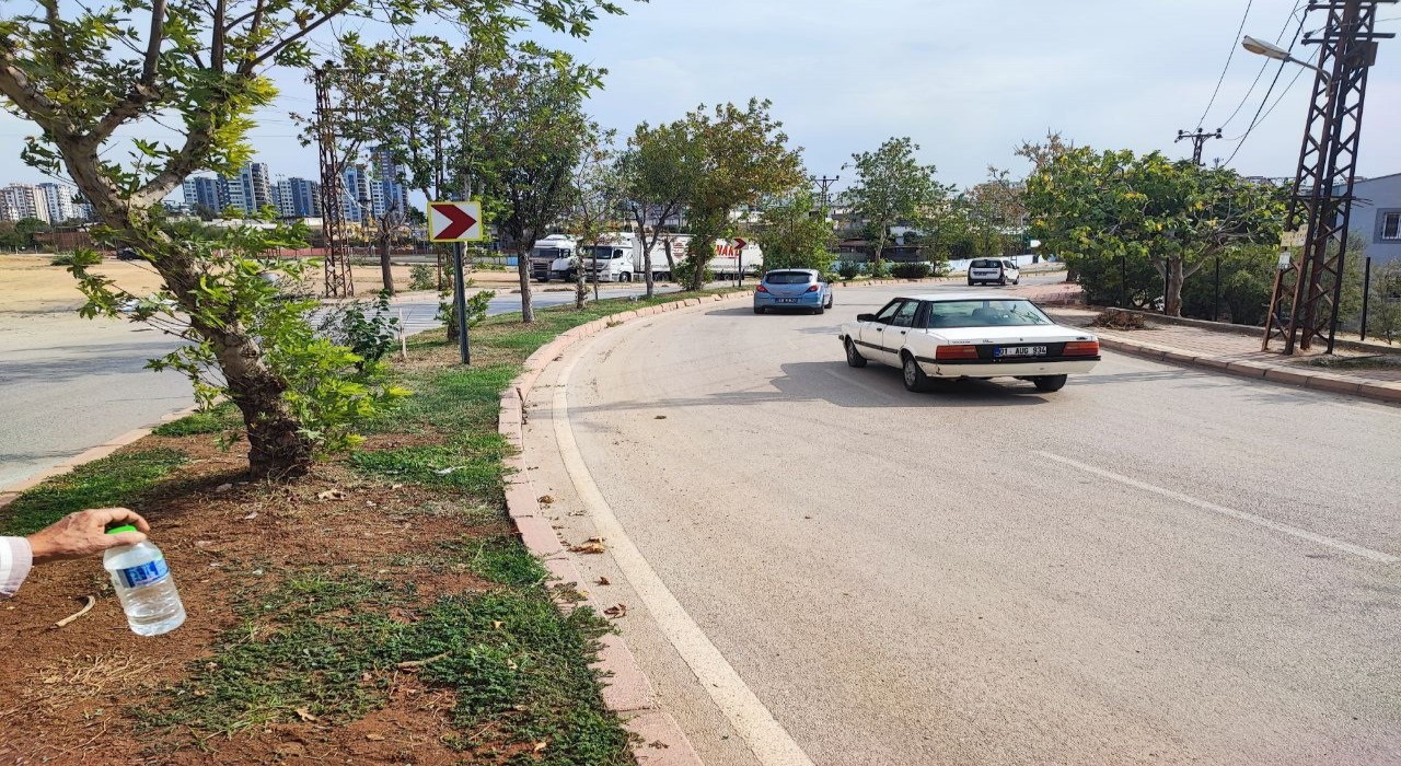 Adanada keskin viraj tehlikesi: Esnaf kamera taktırdı, kazaları kaydetti