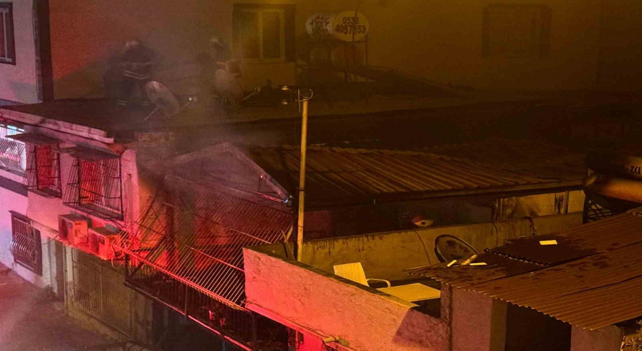 Adanada müstakil ev alev alev yandı