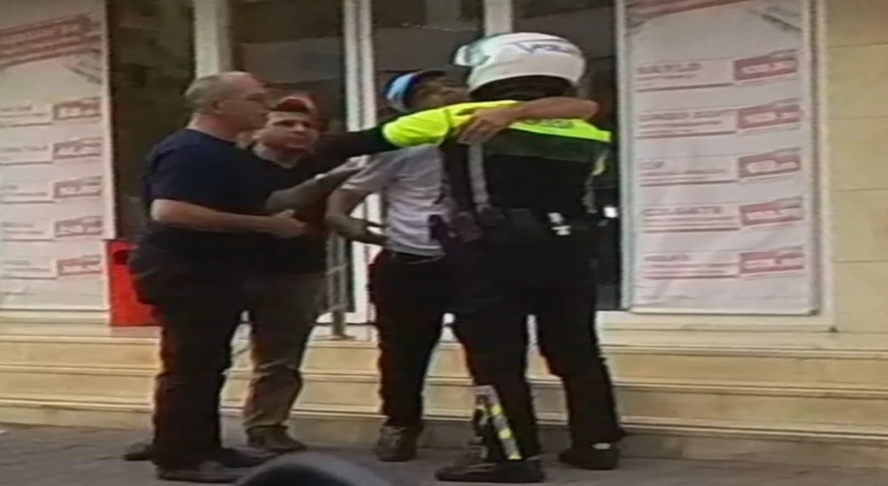 Adanada polis ve özel birey arasında duygulandıran görüntüler