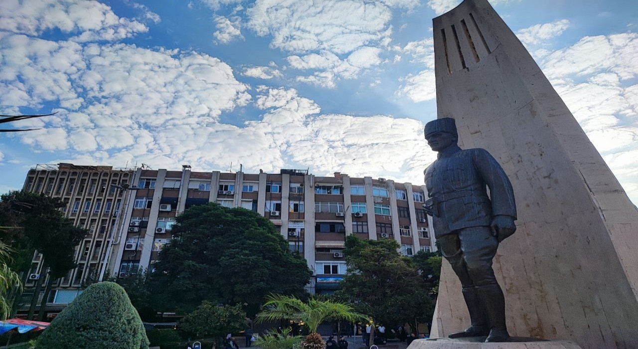 Adanada saat 9u 5 geçe hayat durdu