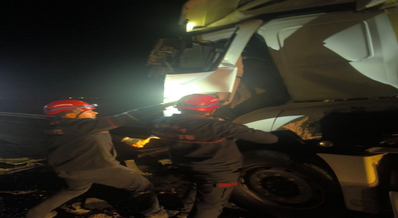 Adanada tır, otobüse arkadan çarptı: 14 yaralı