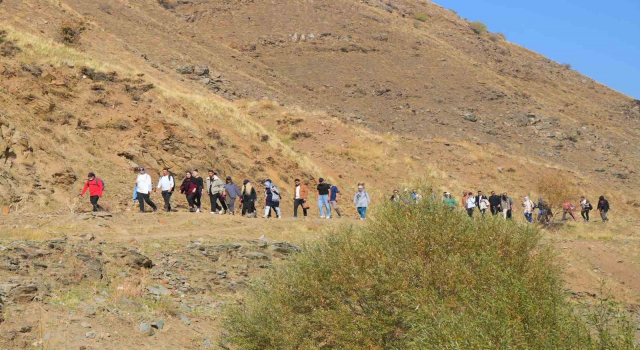 Adımlarla Keşfet projesi kapsamında 40 kişi Muşun ünlü bağlarına yürüdü