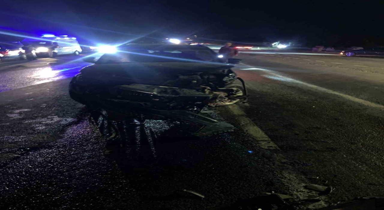 Adıyamanda iki otomobil çarpıştı: 2 yaralı