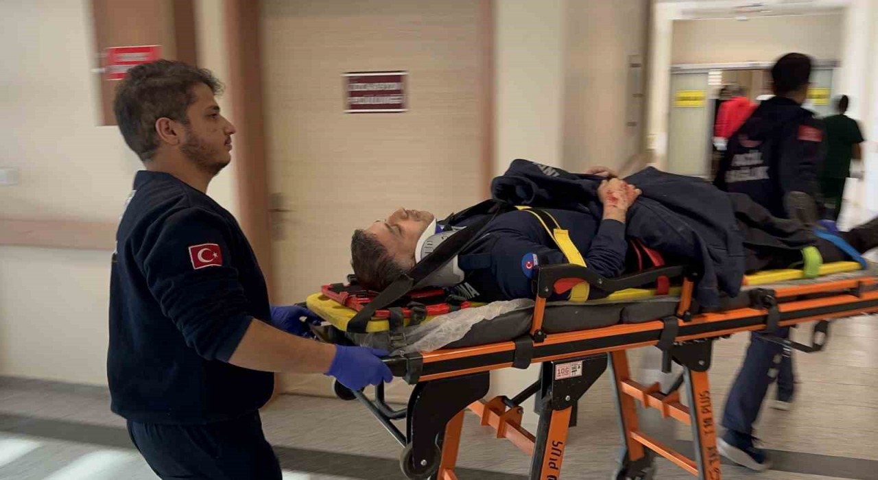 Adıyamanda otomobiller çarpıştı: 3 infaz koruma memuru yaralandı