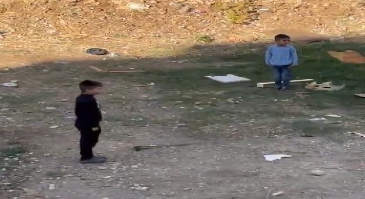 AFADın siren testi sırasında çocuklar esas duruşa geçti