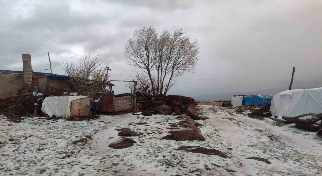 Afyonkarahisarın 1300 rakımlı yaylasına mevsimin ilk karı düştü