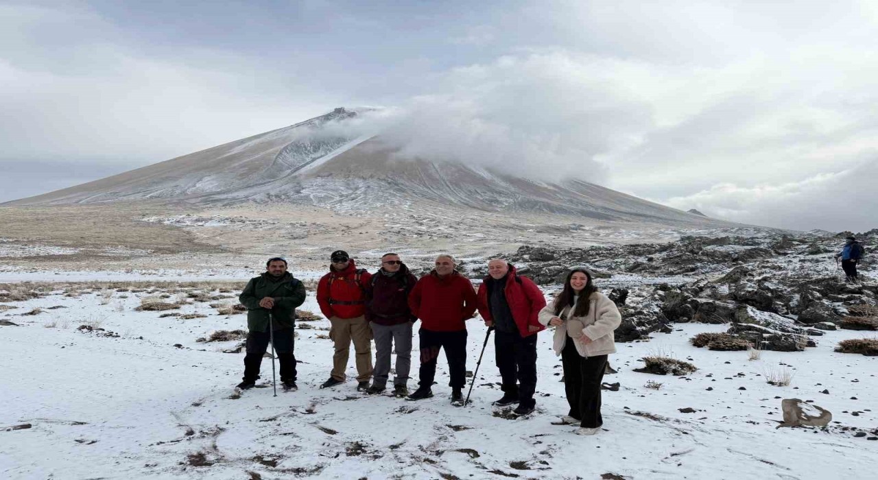 Ağrı Dağında kar yağışına rağmen 27 dağcı tırmanışa geçti