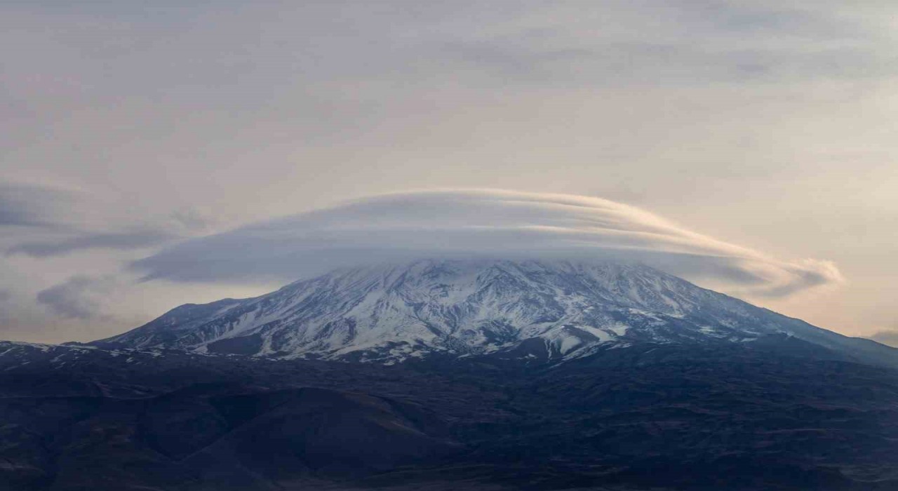 Ağrı Dağında mercek bulutu hayran bıraktı
