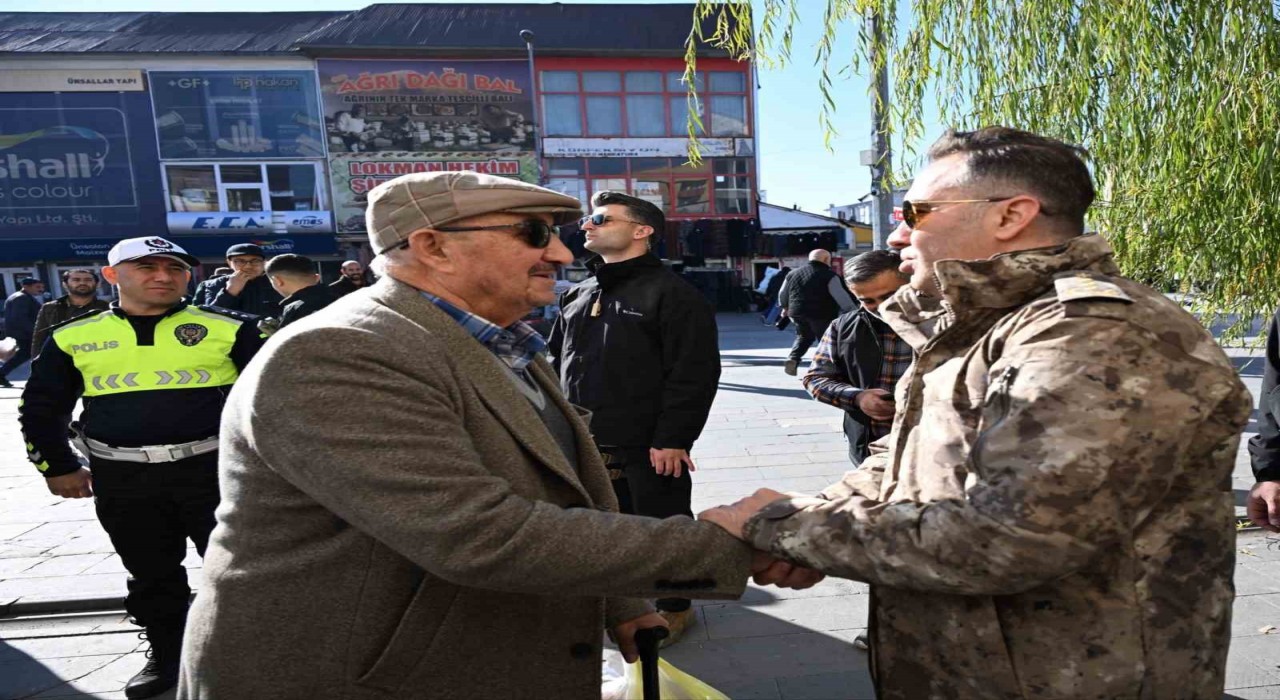 Ağrı Emniyet Müdürü Önder, Eski Van Caddesinde trafik denetimlerinde bulundu