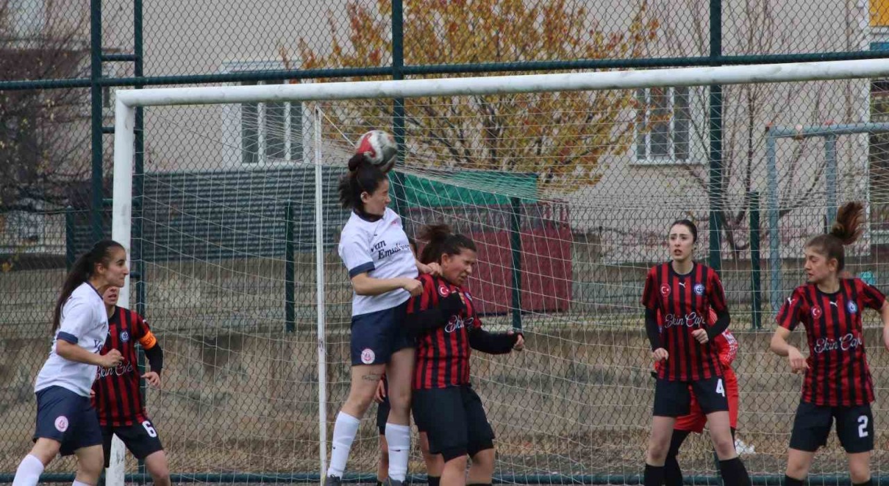 Ağrı Kadın Futbol Takımı, Erzincanı 5-0 mağlup etti