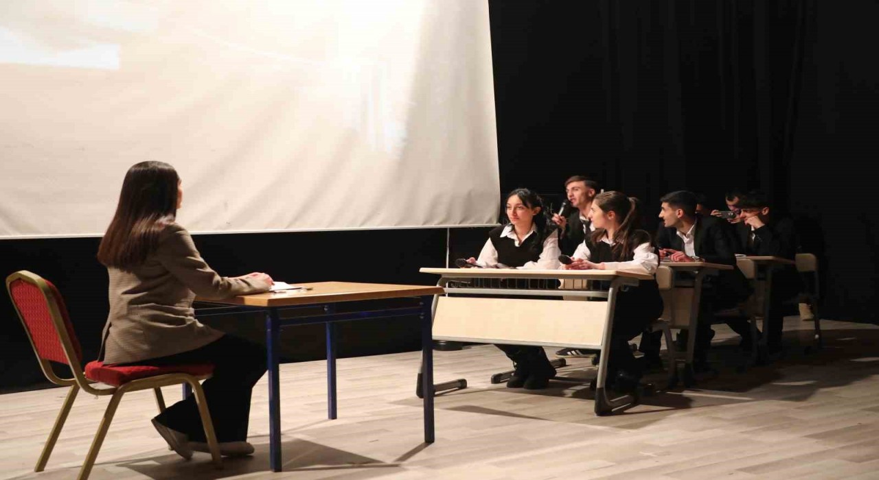 Ağrıda 24 Kasım Öğretmenler Günü törenle kutlandı