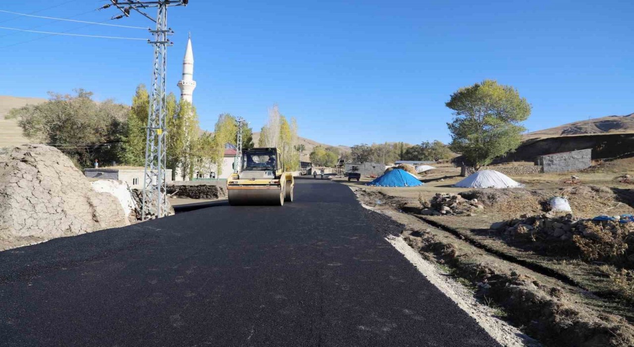 Ağrıda köy yolları güçleniyor