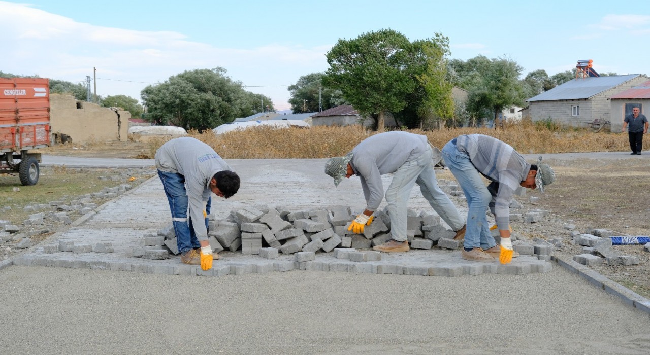 Ağrıda köy yolları kilit parke taşıyla yenileniyor