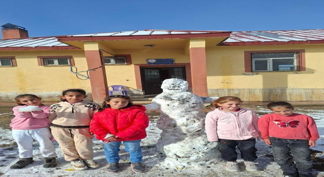 Ağrıda öğrenciler yılın ilk kardan adamını yaptı
