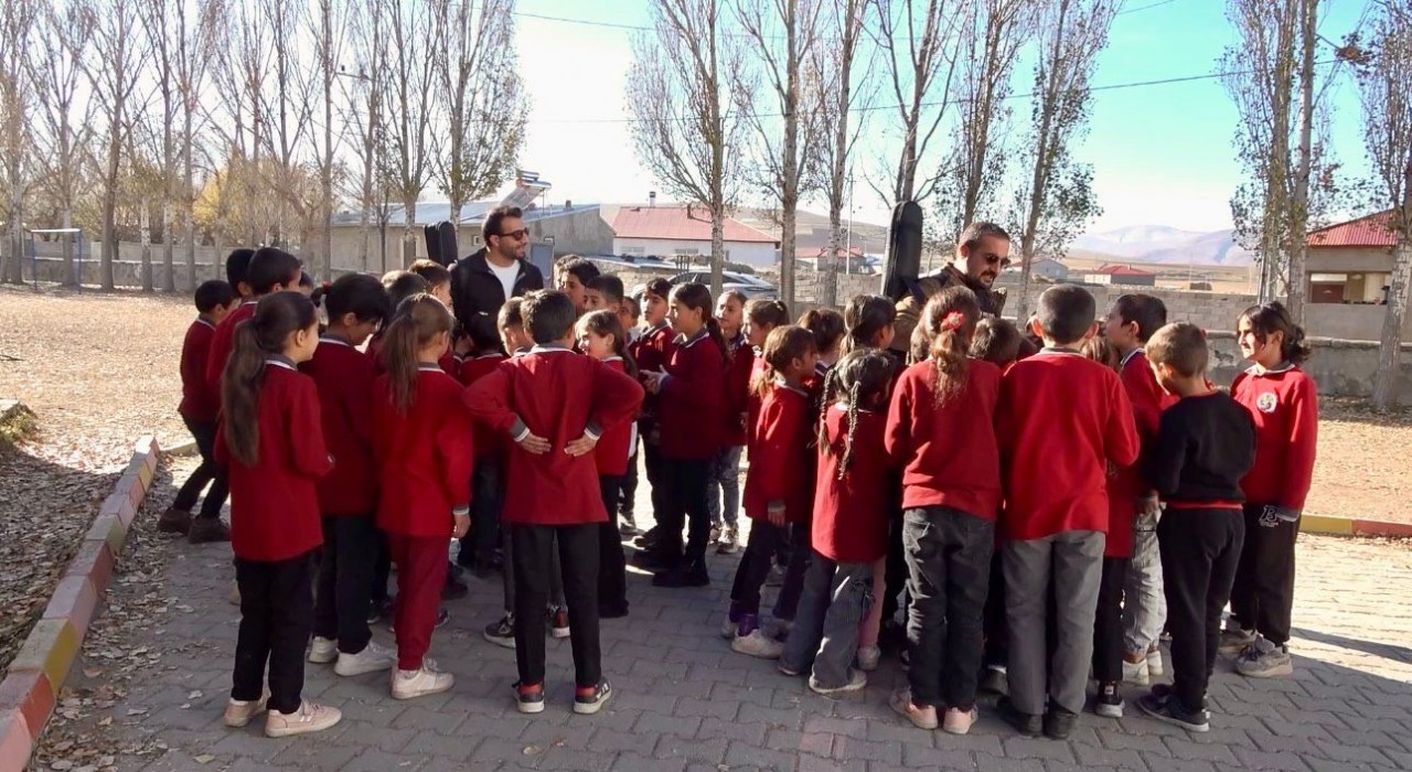 Ağrıda öğretmenler kırsal bölgelerde öğrencileri müzikle buluşturuyor