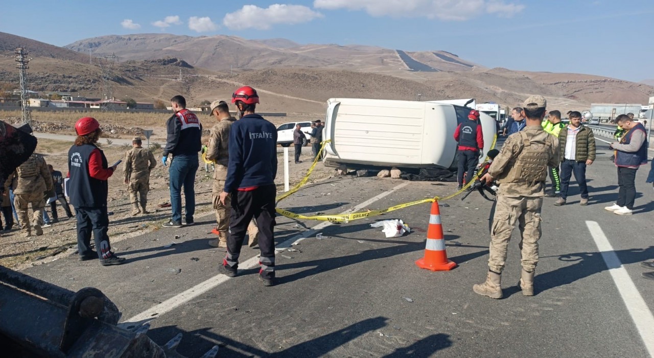 Ağrıda otomobil minibüsle çarpıştı: 1 ölü, 2 ağır yaralı