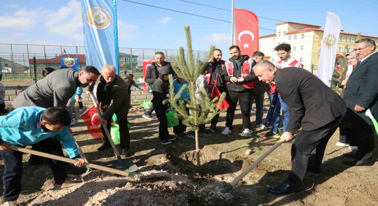 Ağrıda Türkiye Yeşeriyor, Gazze Güçleniyor projesi kapsamında fidanlar toprakla buluşturuldu