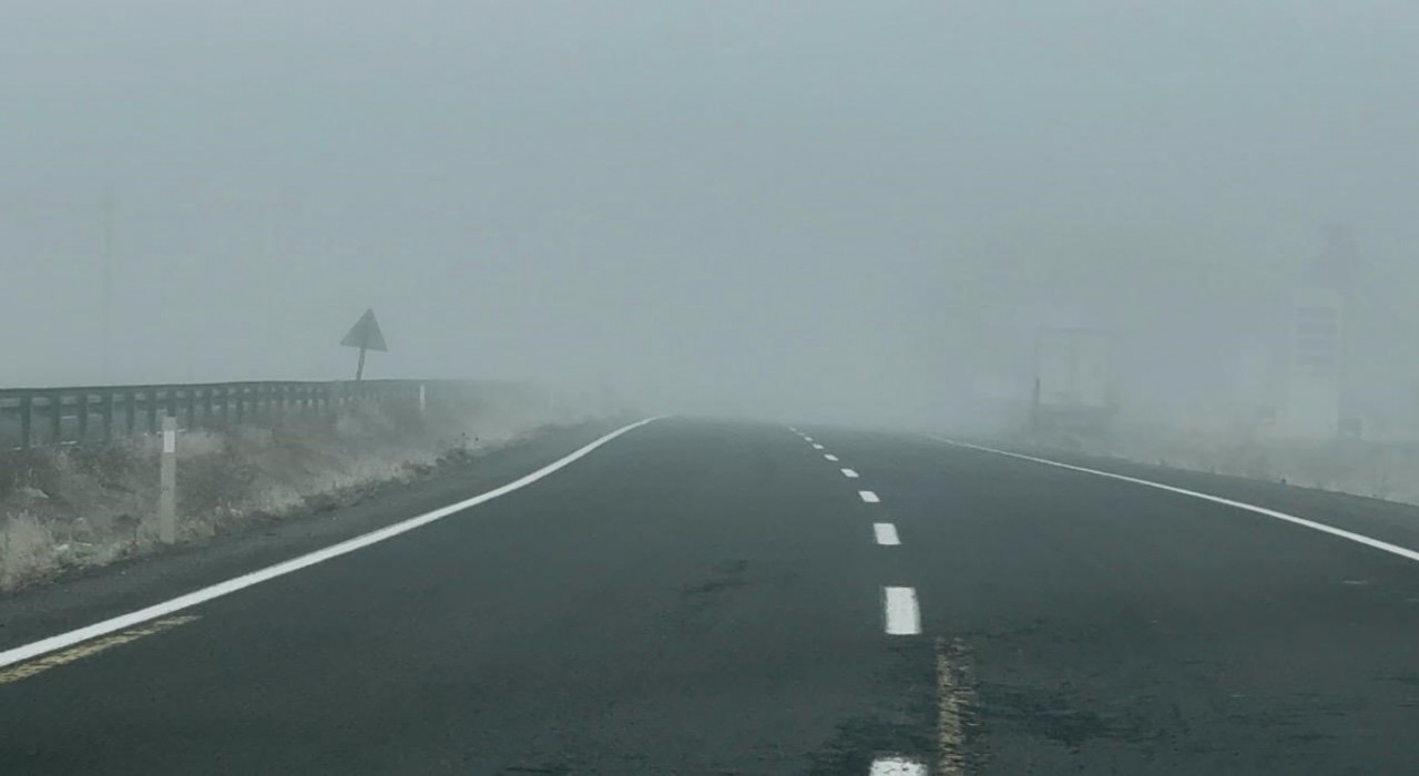 Ağrının Patnos ilçesinde yoğun sis ulaşımı olumsuz etkiliyor