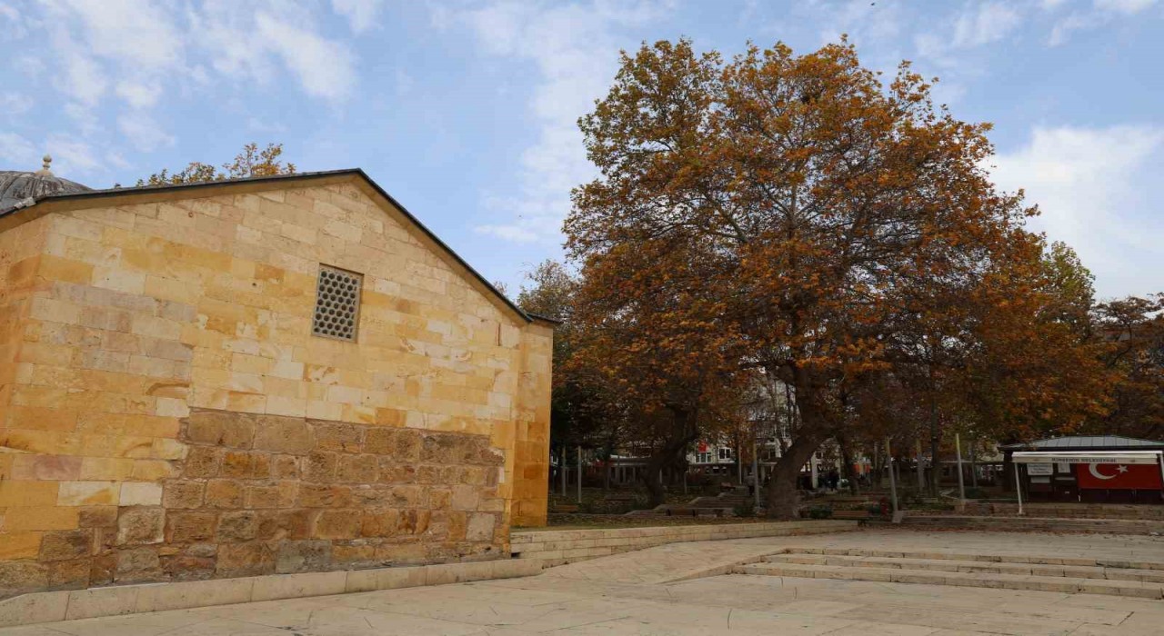 Ahi Evran Külliyesinde sonbahar güzelliği