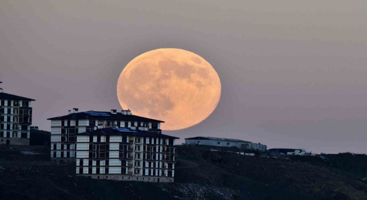 Ahlatta Kunduz Süper Ay görsel şölen oluşturdu