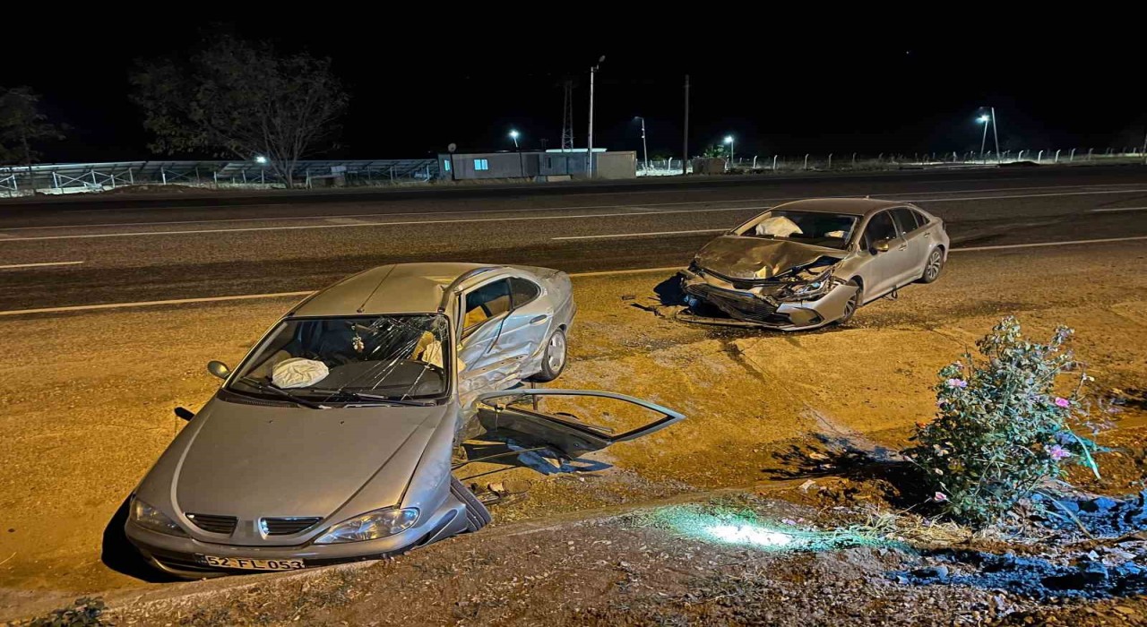Akaryakıt istasyonuna girmek isteyen araç bir başka araçla çarpıştı: 1i ağır 8 yaralı