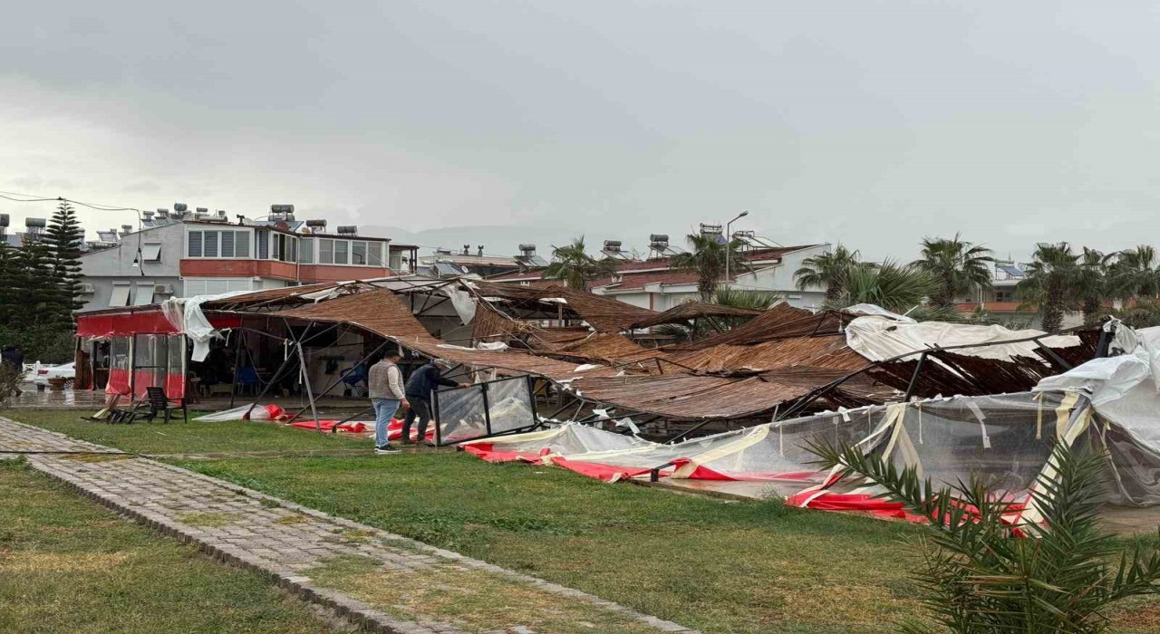 Akdenizde hortum kıyı şeridini vurdu: İş yerleri ve evler zarar gördü