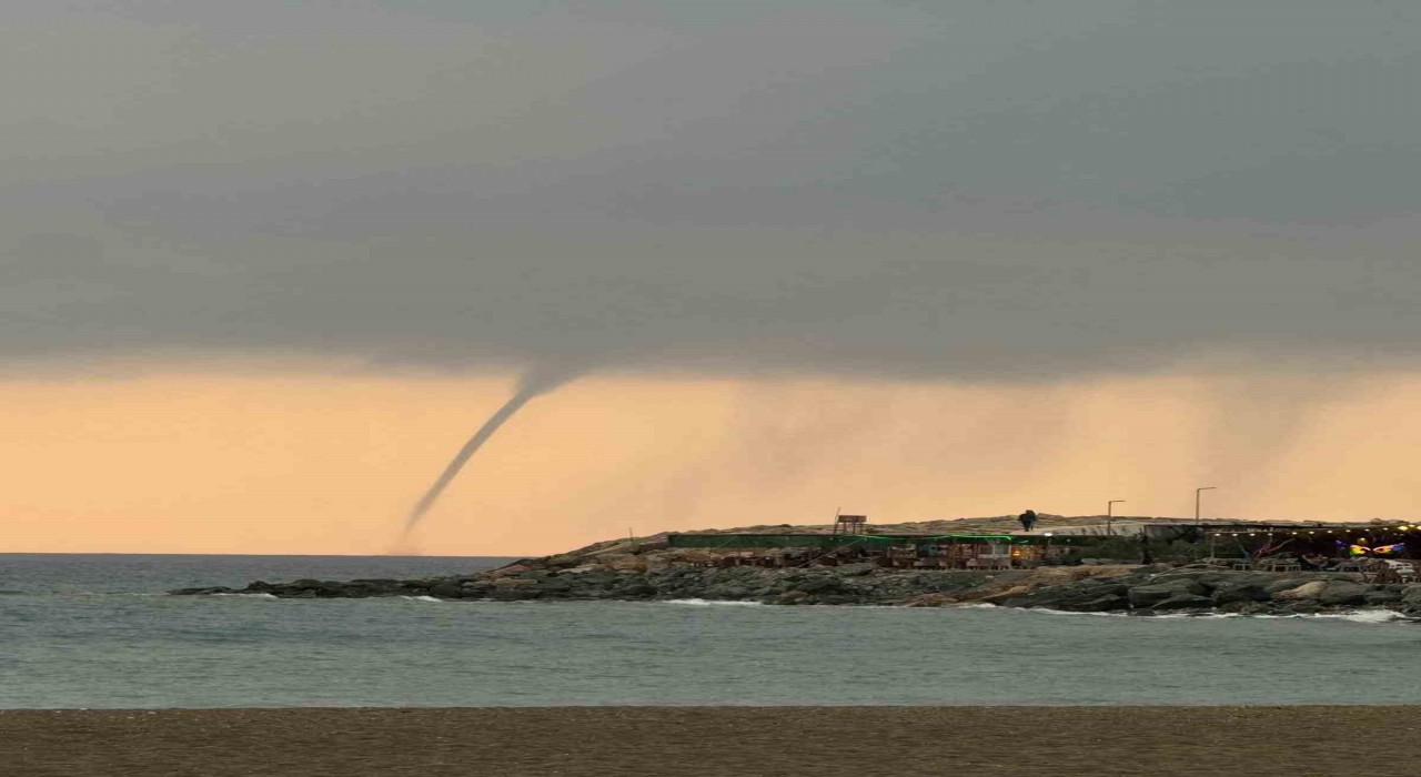 Akdenizde oluşan hortum kameraya yansıdı