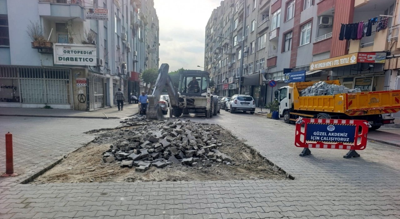 Akdenizde sokak yenileme çalışmaları sürüyor