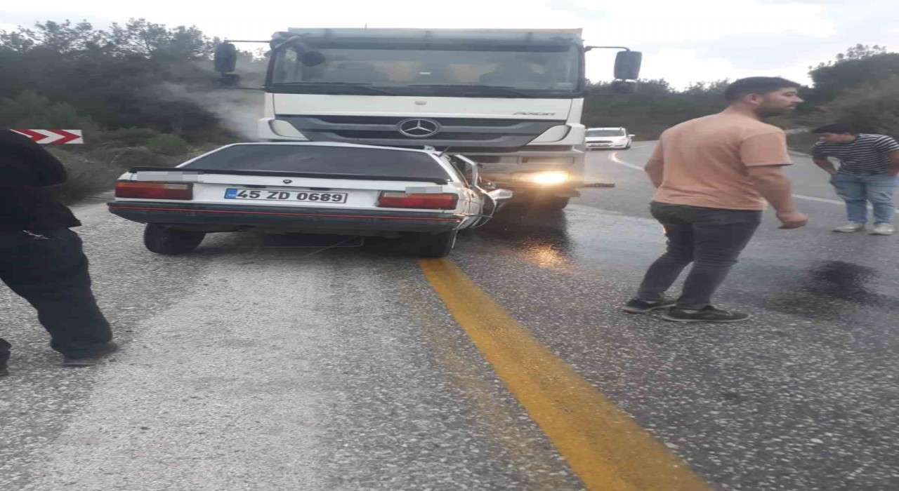 Akhisarda kamyon ile otomobil kafa kafaya çarpıştı: 1 ölü, 1 yaralı