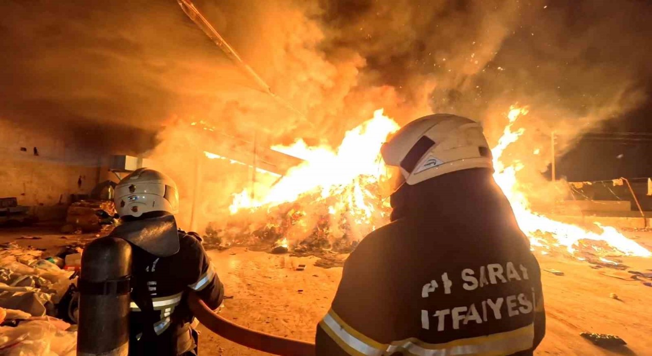 Aksarayda alevli gece: Geri dönüşüm tesisi alev alev yandı