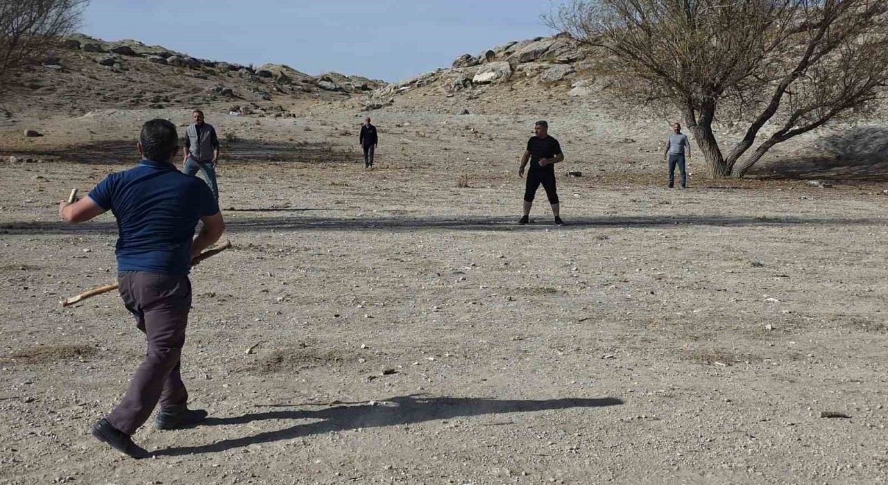 Aksarayda geleneksel çelik çomak oyunu yaşatılmaya devam ediyor