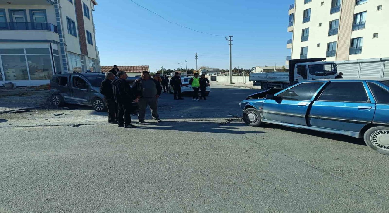 Aksarayda hafif ticari araç ile otomobil çarpıştı: 7 yaralı