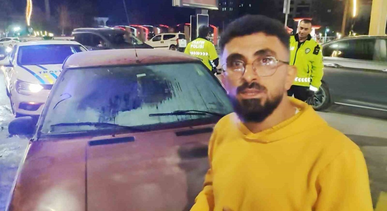 Aksarayda seyir halindeyken yanan otomobili esnaf söndürdü